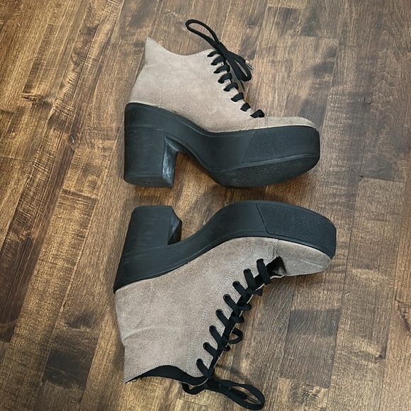 Bakers suede leather caramel / camel colored platform lace-up boots, 10.5 (41) - Picture 8 of 8